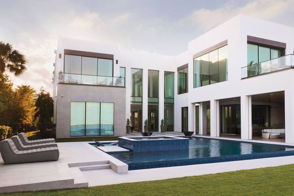 Recientemente, Serena Williams estrenó su nueva casa en un barrio exclusivo de Miami. La espectacular propiedad fue diseñada junto a Venus Williams y cuenta con detalles extravagantes