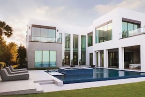 Recientemente, Serena Williams estrenó su nueva casa en un barrio exclusivo de Miami. La espectacular propiedad fue diseñada junto a Venus Williams y cuenta con detalles extravagantes
