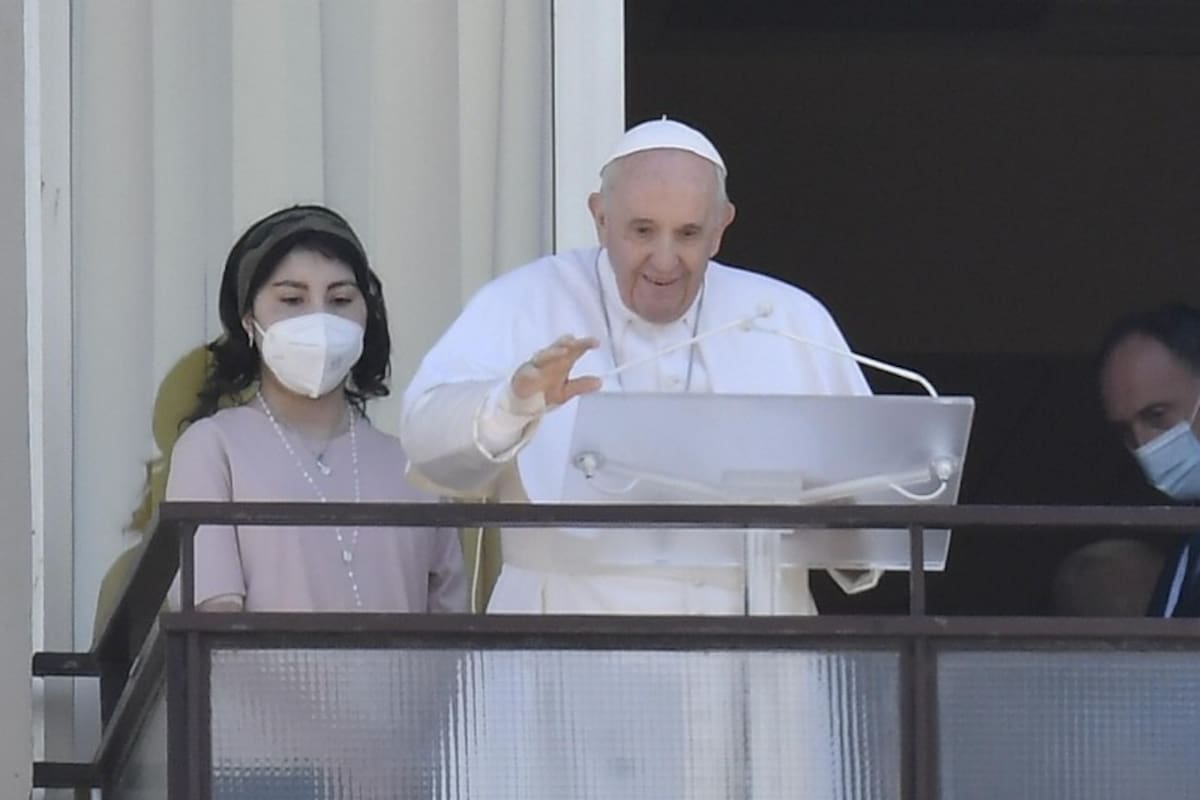 Recitó el tradicional Ángelus desde un balcón; de pie ante un atril, habló de su hospitalización y destacó la importancia de un servicio sanitario “gratuito y accesible a todos”