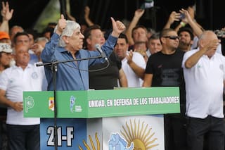 En medio de una protesta de camioneros, Moyano amenazó con una huelga general