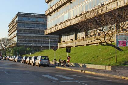 Reclaman por la ausencia de actas y balances de la entidad y el costo de los apuntes