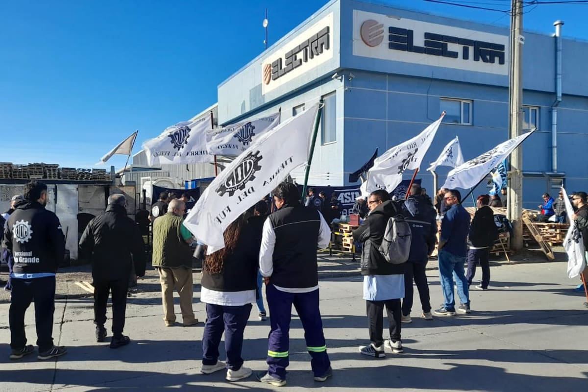 Reclamo de trabajadores en la planta de Aires del sur en Río Grande, una de las empresas enmarcadas en el Régimen de Promoción en Tierra del Fuego