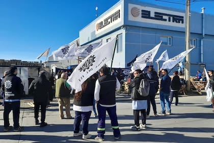 Reclamo de trabajadores en la planta de Aires del sur en Río Grande, una de las empresas enmarcadas en el Régimen de Promoción en Tierra del Fuego