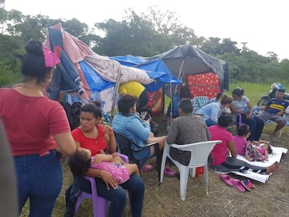 Reclamo de viviendas en los costados de la ruta 11