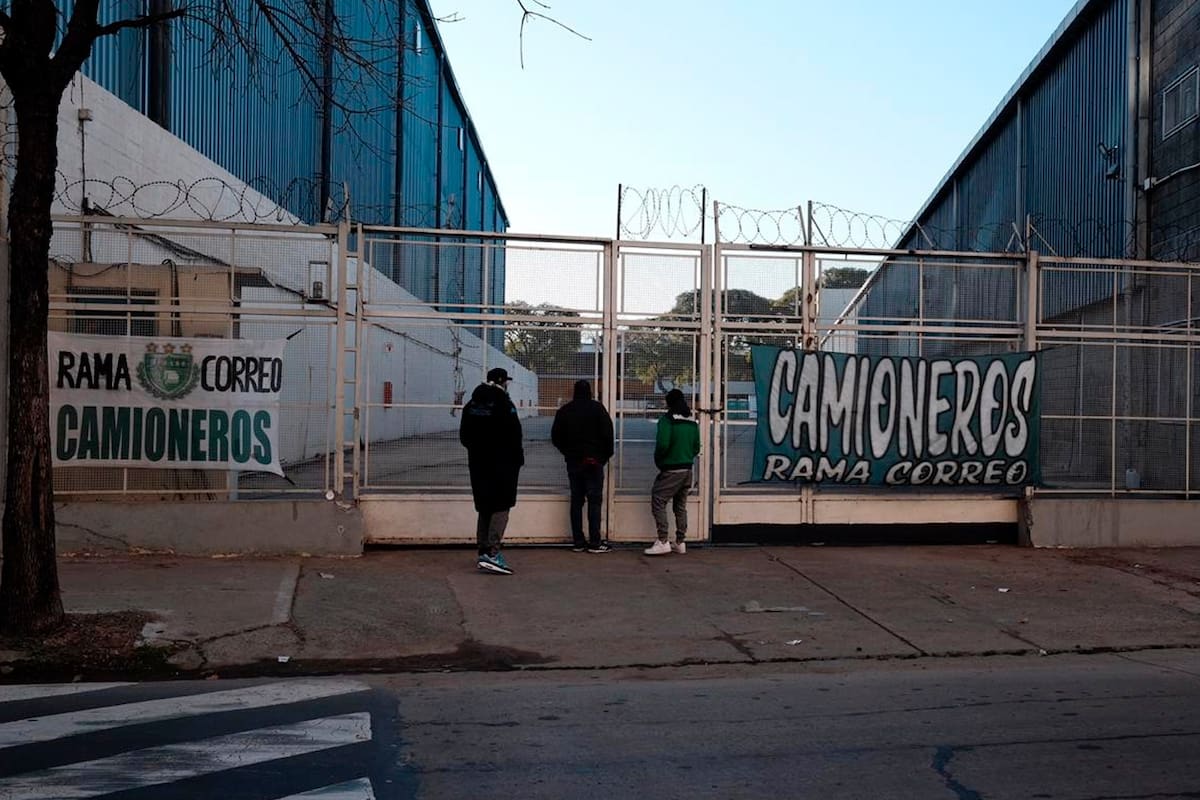 Reclamo del sindicato de Camioneros en calle Miravé entre Luna y Monasterio, lugar de depósitos de Mercadolibre
