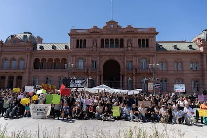 Reclamos de familias por la emergencia en Discapacidad frente a la Casa Rosada