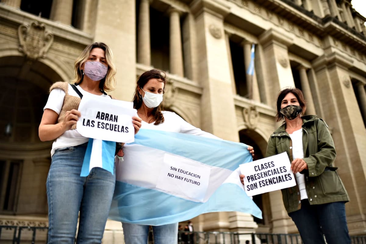 Reclamos por la presencialidad en las escuelas frente al Palacio de Tribunales
