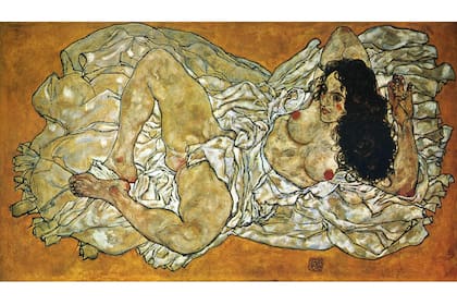 "Reclining woman" (Mujer reclinada), de Egon Schiele, 1917, pertenece a la colección del Leopold Museum de Viena. En 2018, la ciudad celebró el centenario del artista con afiches de sus célebres desnudos. En Londres y Berlín fueron censurados con una faja en los genitales