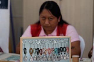 Talleres en cárcel femenina preparan adornos con la imagen de León XIV antes de su visita a Perú