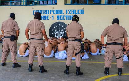 Reclusos en la prisión de Izalco, al noroeste de San Salvador, durante una operación de seguridad por la pandemia de coronavirus; el presidente autorizó el uso de la fuerza letal por el incremento de los asesinatos entre pandillas