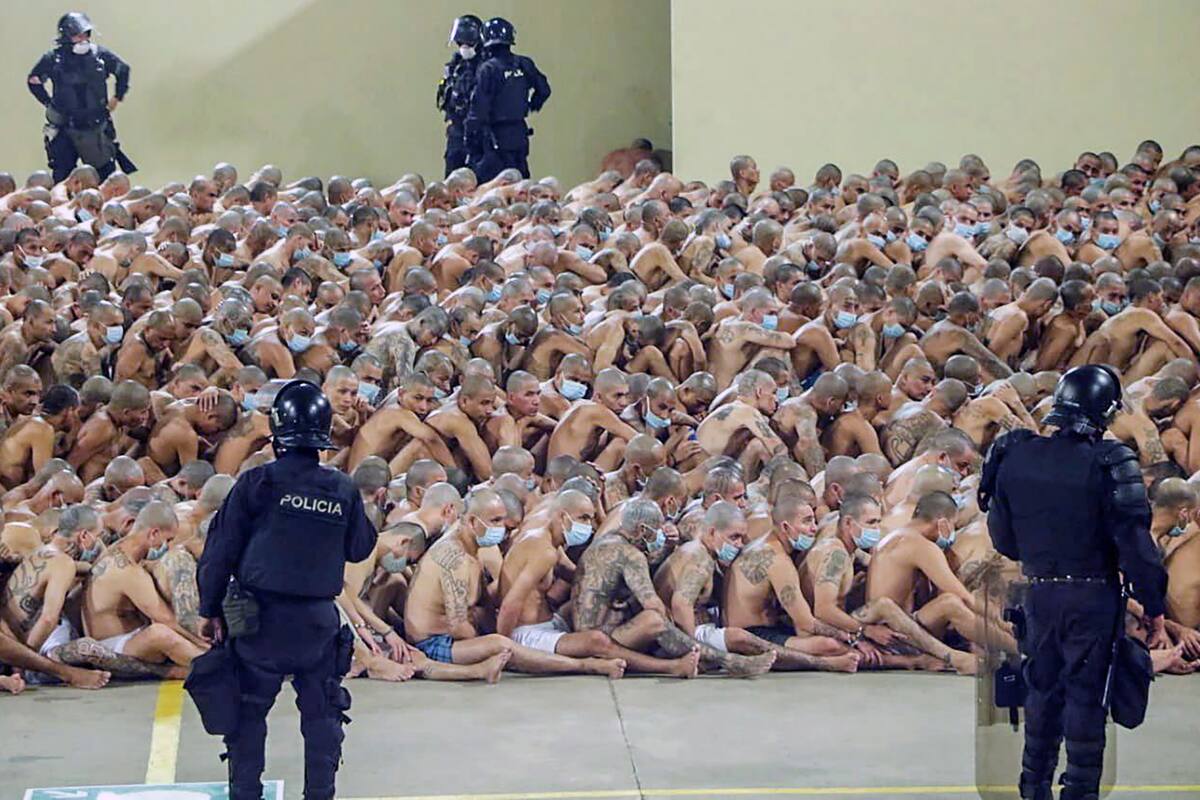 Reclusos en la prisión de Izalco, al noroeste de San Salvador, durante una operación de seguridad por la pandemia de coronavirus; el presidente autorizó el uso de la fuerza letal por el incremento de los asesinatos entre pandillas