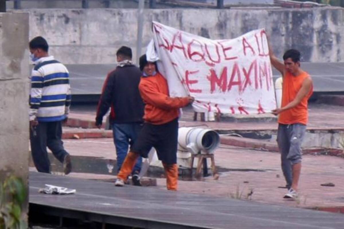 Reclusos protestaron desde la azotea de la cárcel de El Turi, en la ciudad de Cuenca