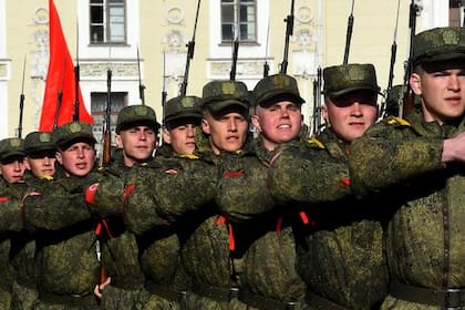 Reclutas rusos durante un desfile militar en San Petersburgo