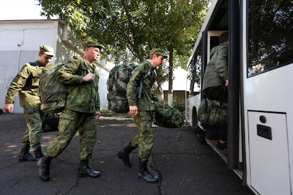 Reclutas rusos toman un autobús cerca de un centro de reclutamiento militar en Krasnodar, Rusia, el domingo 25 de septiembre de 2022.