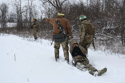 Reclutas ucranianos participan en ejercicios militares en un centro de entrenamiento en la región de Zaporiyia