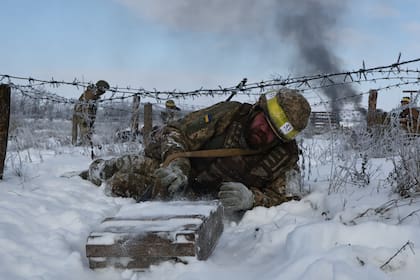 Reclutas ucranianos participan en maniobras en un centro de entrenamiento en la región de Zaporiyia, Ucrania