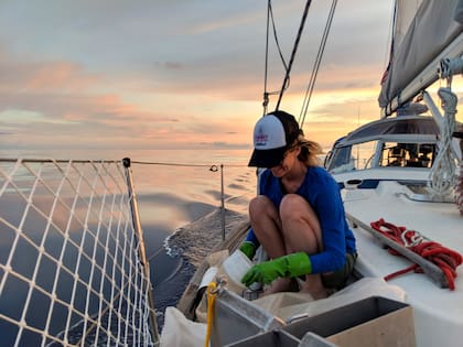 Recolectaron muestas de plásticos y entrevistaron a especialistas en distintas partes del mundo para buscar una solución