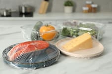 El grave error al usar papel film en la cocina: los 5 trucos para manipularlo fácil y sin que se pegotee