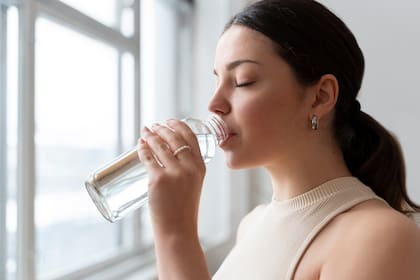 Recomiendan beber agua en caso de sentir mareos al levantarse