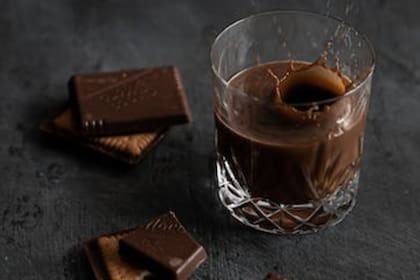 Recomiendan consumir chocolate con agua: el cacao tiene flavonoides que fortalecen a las arterias, disminuye la presión arterial y la posibilidad de padecer enfermedades cardiovasculares (Foto Pexels)