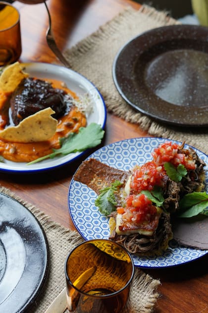 Recomiendan pedir varios "platitos" para compartir y tener la impresión más fiel posible de la carta.