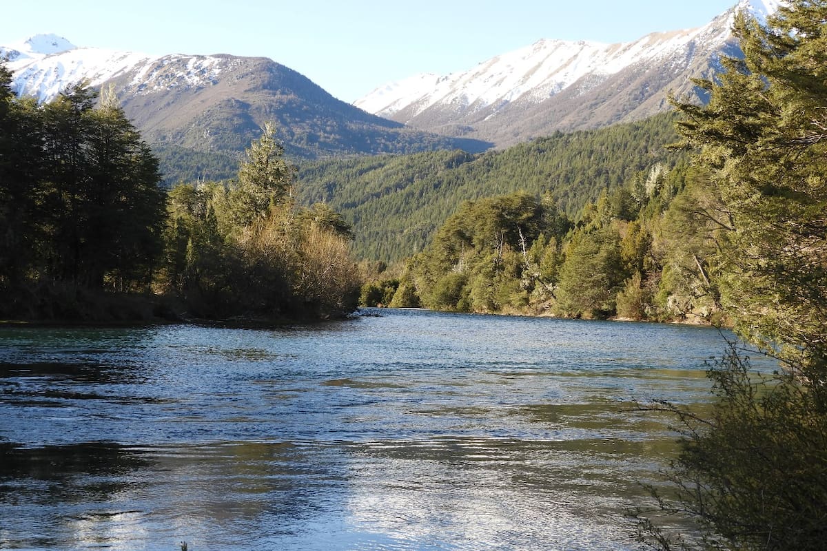 Recomiendan tomar precauciones a la hora de nadar en el río Manso