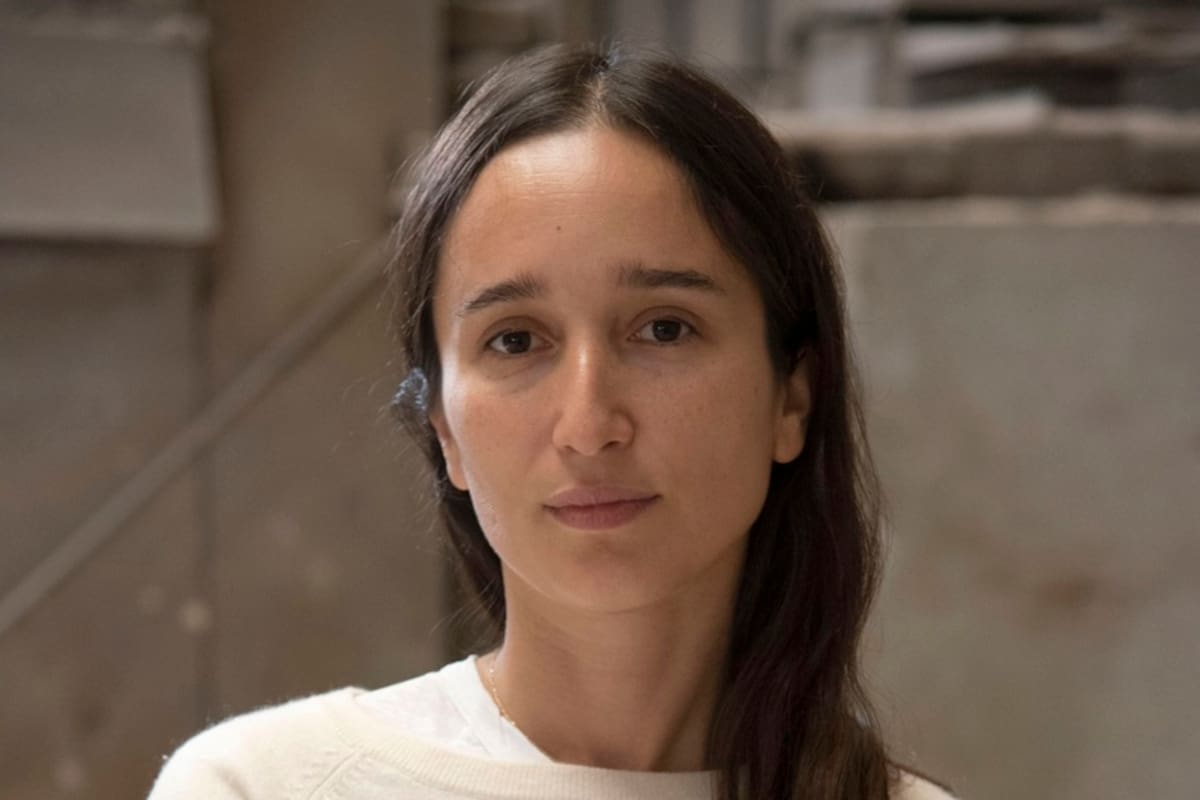 Reconocida escultora y fotógrafa, prepara una futura muestra en Los Ángeles mientras reparte el tiempo entre sus hijos y su reciente noviazgo con Alan Faena