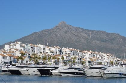 Reconocida por sus jardines y playas, Marbella ofrece un contraste de mar, montañas, pueblo y zonas modernas que han crecido alrededor de su centro histórico y su puerto.
