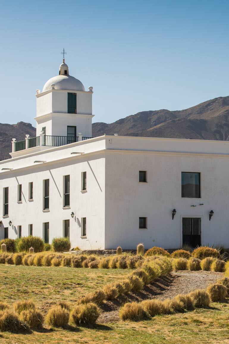 Reconocido por el importante porte y la torre tipo campanario, La Merced del Alto es uno de los hoteles más emblemáticos de Cachi.