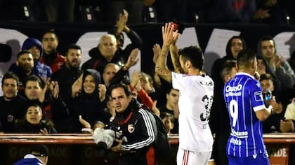 Reconocimiento mutuo; el aplauso de Scocco hacia los hinchas que le tributaron su aliento