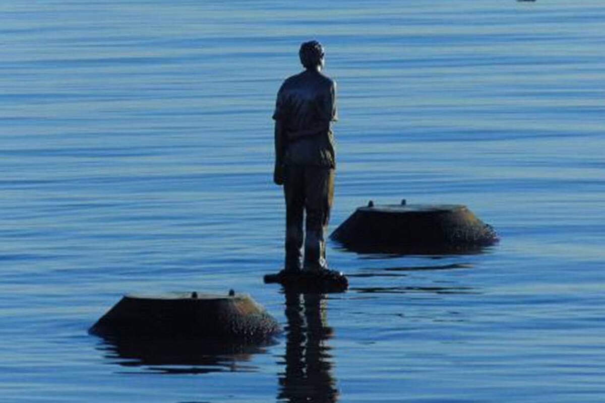 "Reconstrucción del retrato de Pablo Míguez", escultura de Claudia Fontes en el Parque de la Memoria