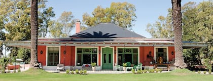 Las palmeras y el techo a cuatro aguas son casi lo único que quedaba en pie de la estructura y el entorno original de la casa.