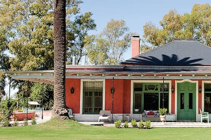 Reconstruida a partir de unas pocas paredes originales, esta casa de fin de semana se armó con la premisa de buscar osadía en los colores e historia tras los objetos y muebles, de modo de crear una “decoración emocional”.