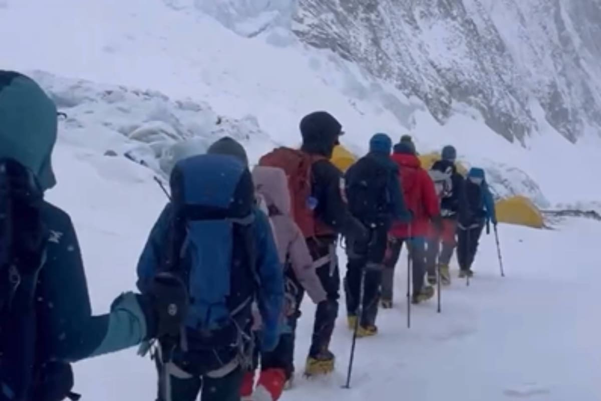 Récord en el Everest: 274 alpinistas lograron ascender en un día por la ladera sur de la imponente montaña.