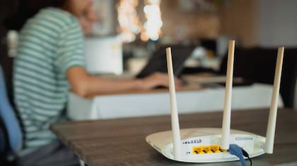 Recordá que el router debe estar ubicado en espacios libres y sin ninguna obstrucción, con el fin de no interrumpir la distribución de internet
Foto: iStock