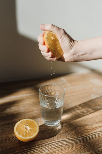 Recordá que el uso excesivo de agua con limón puede afectar a tu esmalte dental (Pexels)