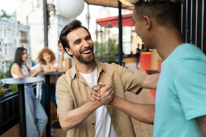 Recordar el nombre de una persona nueva en nuestra vida es una tarea compleja para nuestro cerebro y es por eso que muchas veces se debe reiterar para asimilarlo