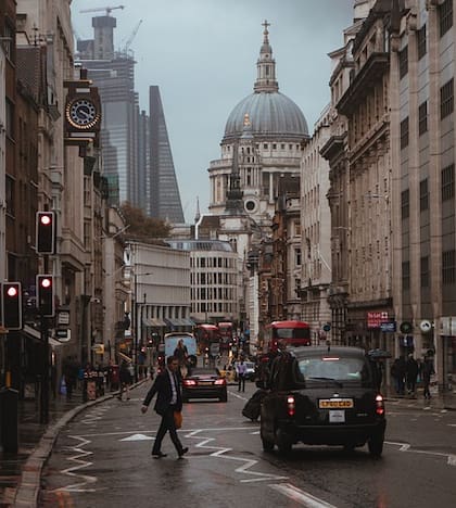 “Recorrer con un plano de la ciudad, Fleet Street de arriba abajo, Grand Street, The Monument y pasar horas en pubs ordenados, limpios y silenciosos fue una experiencia nueva y reveladora de un pasado ancestral presente en mí y al que permanecía ligado extrañamente".