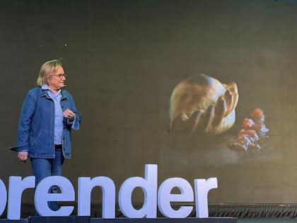 “Recorrer la Argentina me permitió descubrir a agricultores, a mujeres que trabajan la tierra, a quienes siembran y cosechan con sus manos”, expresó Dolli Irigoyen