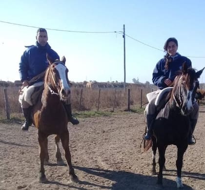 Recorrer la hacienda encerrada, una tarea diaria que realiza Paula en el feedlot