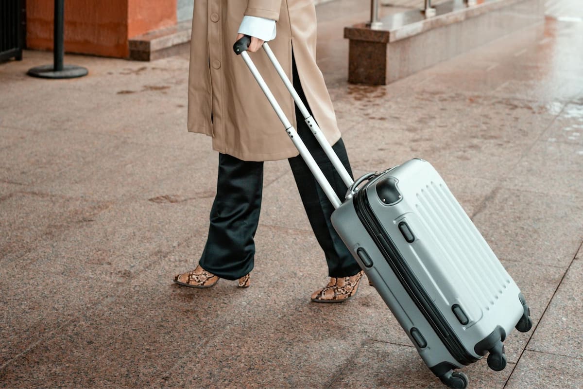 Recorrer las calles con una maleta es una tradición popular entre los migrantes latinos en Año Nuevo para atraer los viajes en el año que comienza (Pexels)