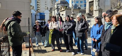 “Recorrer las calles pordonde Borges caminaba permite crear una imaginación poética de su figura, pero sin necesidad de una Inteligencia Artificial que lo recree para nosotros", dice Mecca