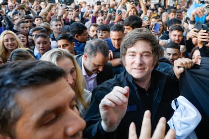 Recorrida de Javier Milei, con Manuel Adorni y Karina Milei, por el barrio de Belgrano