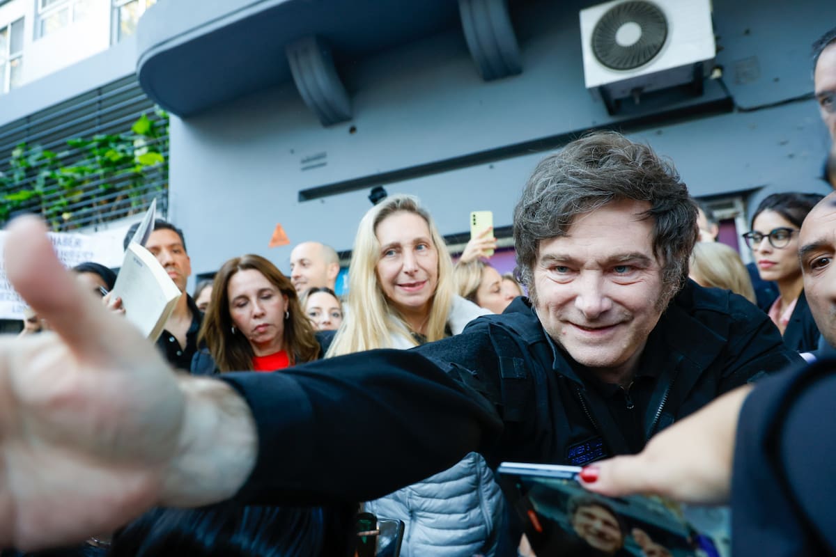 Recorrida de Manuel Adorni junto a Javier y Karina Milei, por el barrio de Belgrano