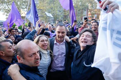 Recorrida de Manuel Adorni junto a Javier y Karina Milei, por el barrio de Belgrano