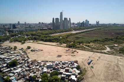 Las obras de urbanización en la villa Rodrigo Bueno, en Costanera Sur, a metros de la Reserva Ecologica