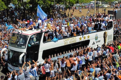 Recorrida del micro de la selección argentina Campeona del Mundo en Qatar 2022. desde el predio de Ezeiza.
Messi Paredes, Scaloni, Di MAría, De Paul, Otamendi, Enzo Fernadez, Lautaro Martinez, Montiel, palacios, acuña..
Vista
20/12/2022