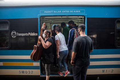 Recorrida desde estacion Moron del tren Belgrano hasta Once
Transporte público en pandemia. 
Restricciones de circulación. 
Trenes.
Subte
Anden
