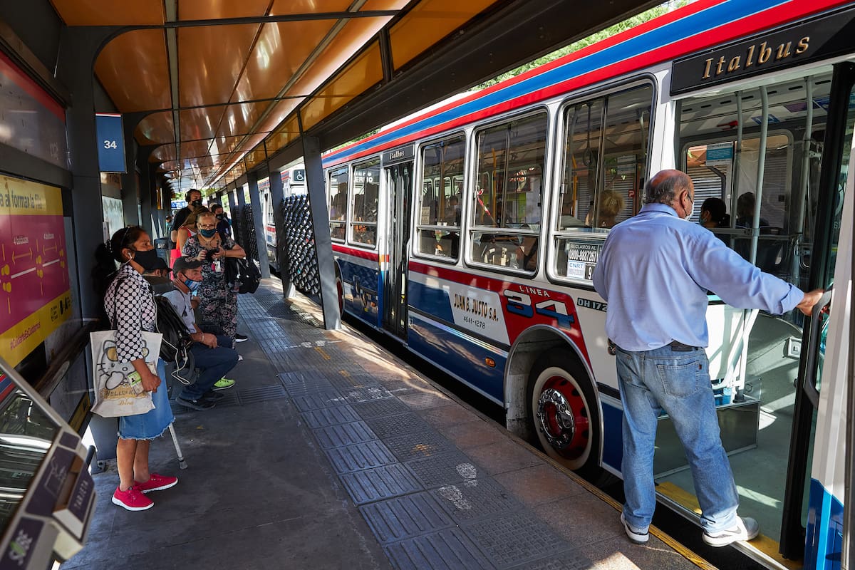 Recorrida para ver como viajan los pasajeros. Estaci-n Liniers. En los andenes de colectivos los encargados controlan que solo suban sentados.
Foto: Hernan Zenteno 22_1_21