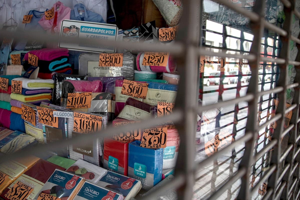 Recorrida por conturbado bonaerense debido a la pandemia coronanavirus. Persianas bajas en el centro comercial de Morón.